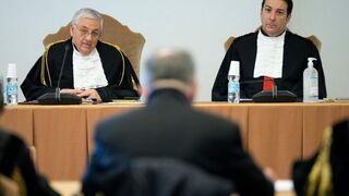 Becciu, de espaldas, durante su declaración en el juicio