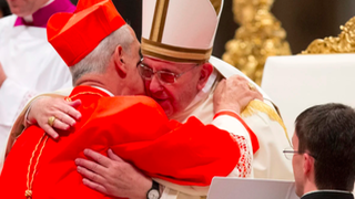 Francisco abraza a Poli