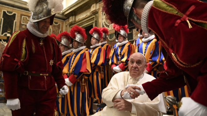 El Papa saluda a unos guardias suizos
