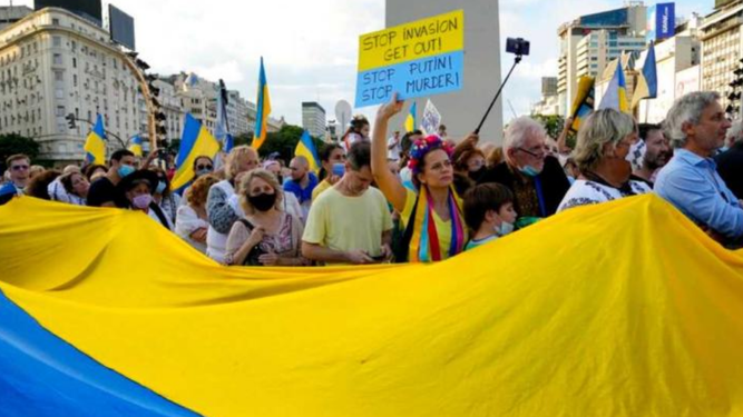 Ucranianos se manifiestan frente al Obelisco