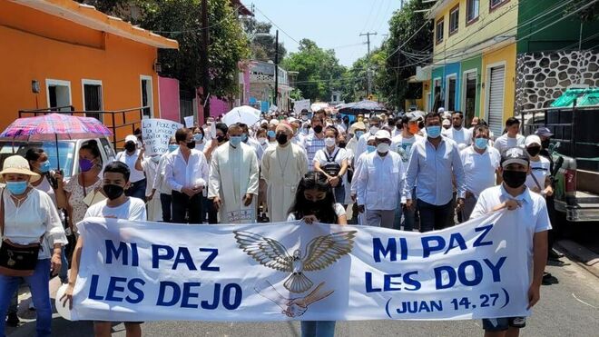 Obispo de la diócesis de Cuernavaca encabeza marcha por la paz