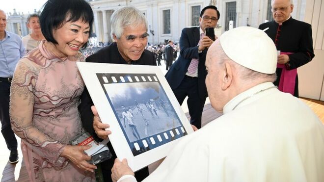 El Papa saludó a la mujer vietnamita de la "niña Napalm", la conmovedora foto de 1972
