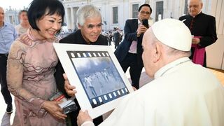 El Papa saludó a la mujer vietnamita de la "niña Napalm", la conmovedora foto de 1972