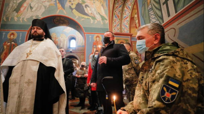Vitalii Kryvytskyi bendice a los soldados