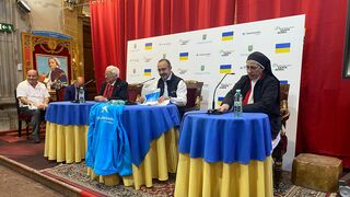 El reto se dobla: el padre Ángel y sor Lucía apuestan para conseguir 60 ambulancias para Ucrania