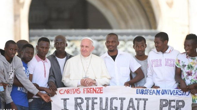 El Papa, con refugiados