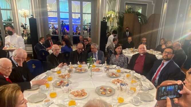 Omella, junto a Osoro, en el Nueva Economía Forum