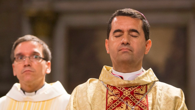 Roma envía a España al obispo auxiliar de Santiago de Chile, Roncagliolo, tras nuevas acusaciones en su contra