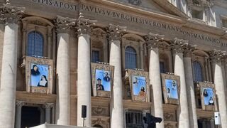 Los tapices de los nuevos santos, ya preparados