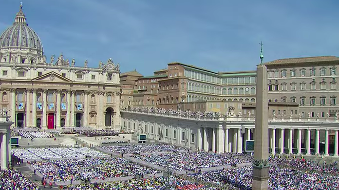 Un abarrotada plaza de San Pedro acogió la canonización de Foucauld y otros nueve beatos