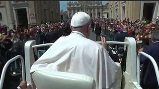 El Papa llegó hasta el final de la Via della Conziliazione para saludar