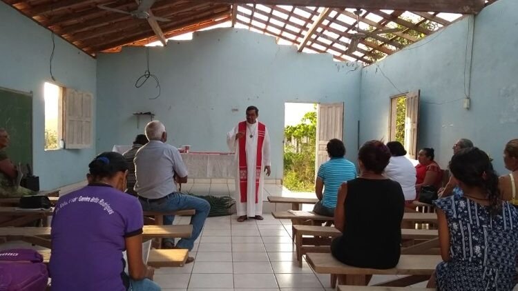 Padre Vanthuy celebra misa en una comunidad de la Amazonía