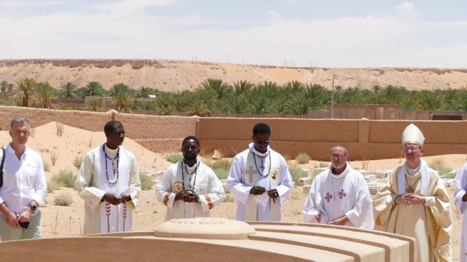 Jesús Cervera (junto al obispo) en la tumba de Carlos de Foucald