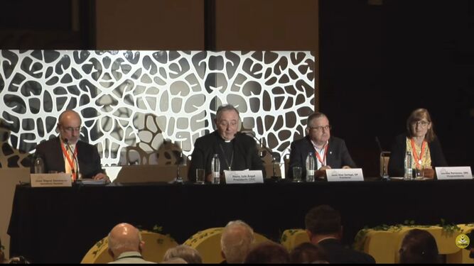 El obispo De las Heras en la asamblea de Confer, donde se debatió sobre los abusos