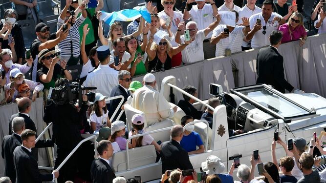 El Papa saluda a un grupo de argentinos