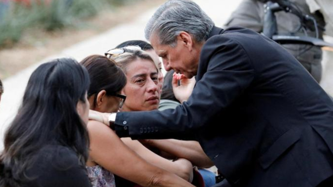 Gustavo García Siller consuela a las madres