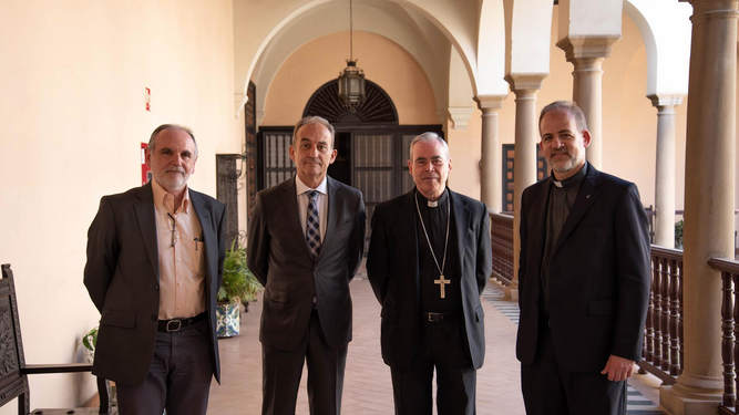 Tras la firma, en el patio del Obispado