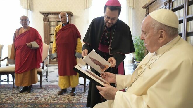 Francisco a budistas de Mongolia: Juntos hacia la paz a través del diálogo