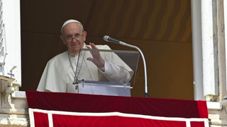 Francisco saluda desde el balcón