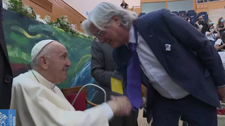 El Papa saluda a Emilio Vega