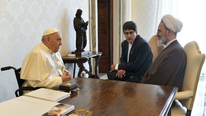 El ayatolá Alireza Arafi, durante un encuentro con el papa Francisco