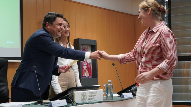 José Manuel Pagán entrega el título a una alumna