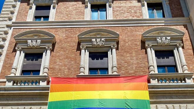 Bandera arcoíris en la embajada de Estados Unidos ante el Vaticano