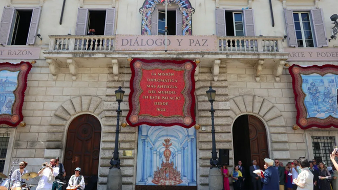 Instalación fachada de la embajada de España ante la Santa Sede