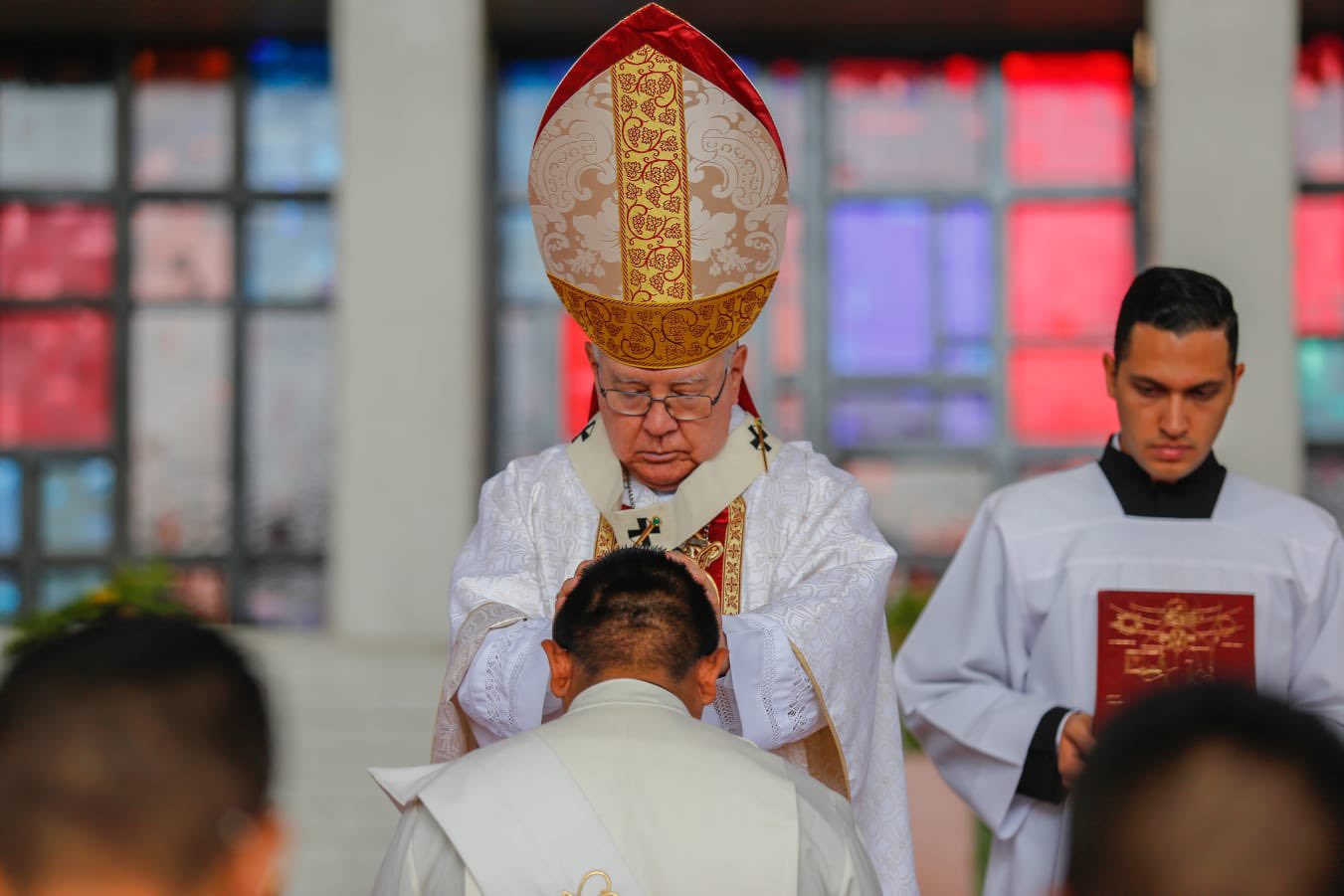 Ordenación histórica, el Cardenal Robles en el  Santuario de los Mártires Mexicanos.