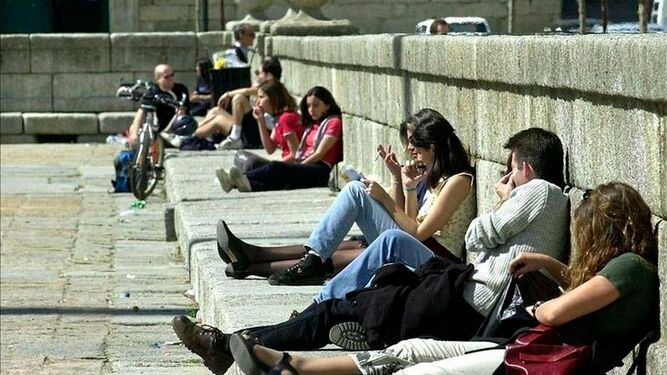 Jóvenes tomando el sol