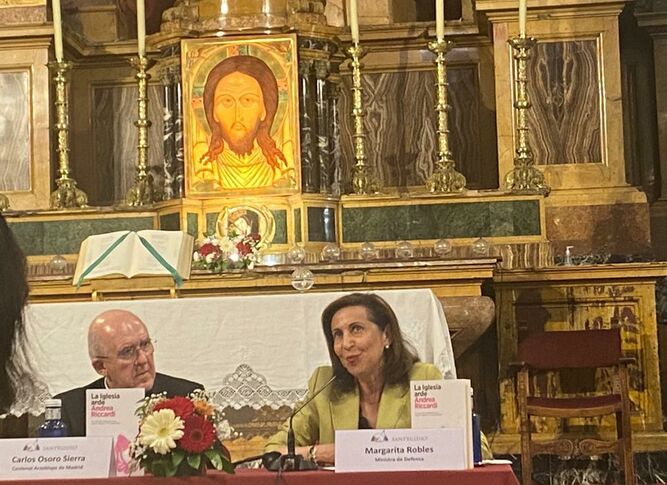 Margarita Robles y el cardenal Osoro