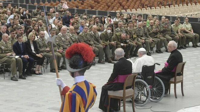 El Papa, con los Granaderos de Cerdeña