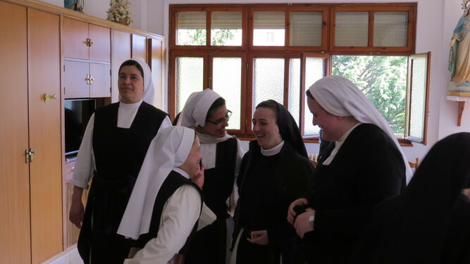 Una religiosa con varias novicias en el monasterio de San Bernardo, de Burgos