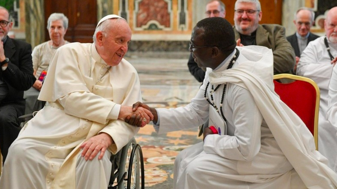El Papa, con los misioneros Padres Blancos