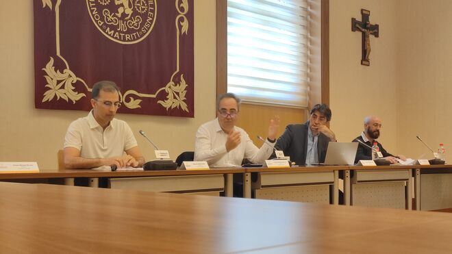 El decano de Teología, Francisco Ramírez. A la izquierda, Pedro F. Castelao