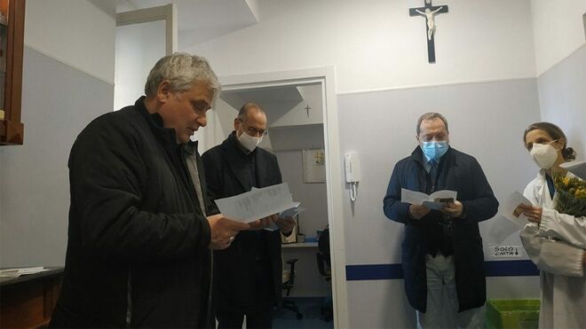 Bendición en el ambulatorio del Papa, en la columnata de San Pedro, en el Vaticano