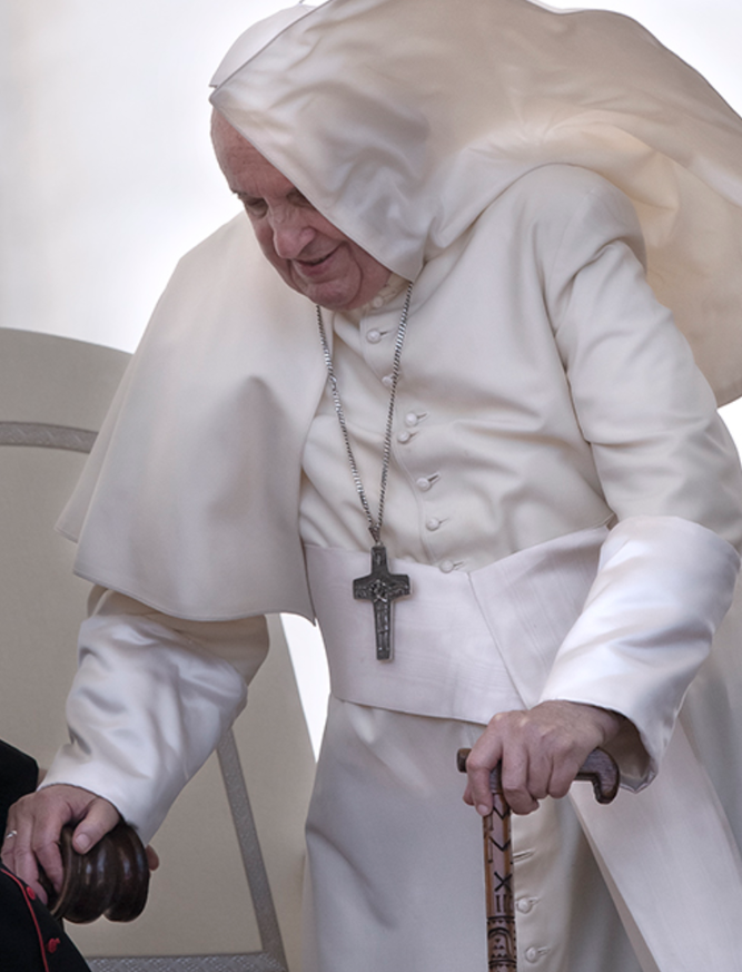 El Papa, con bastón