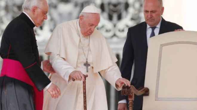 El Papa, con bastón