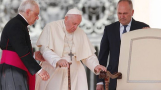 El Papa, con bastón