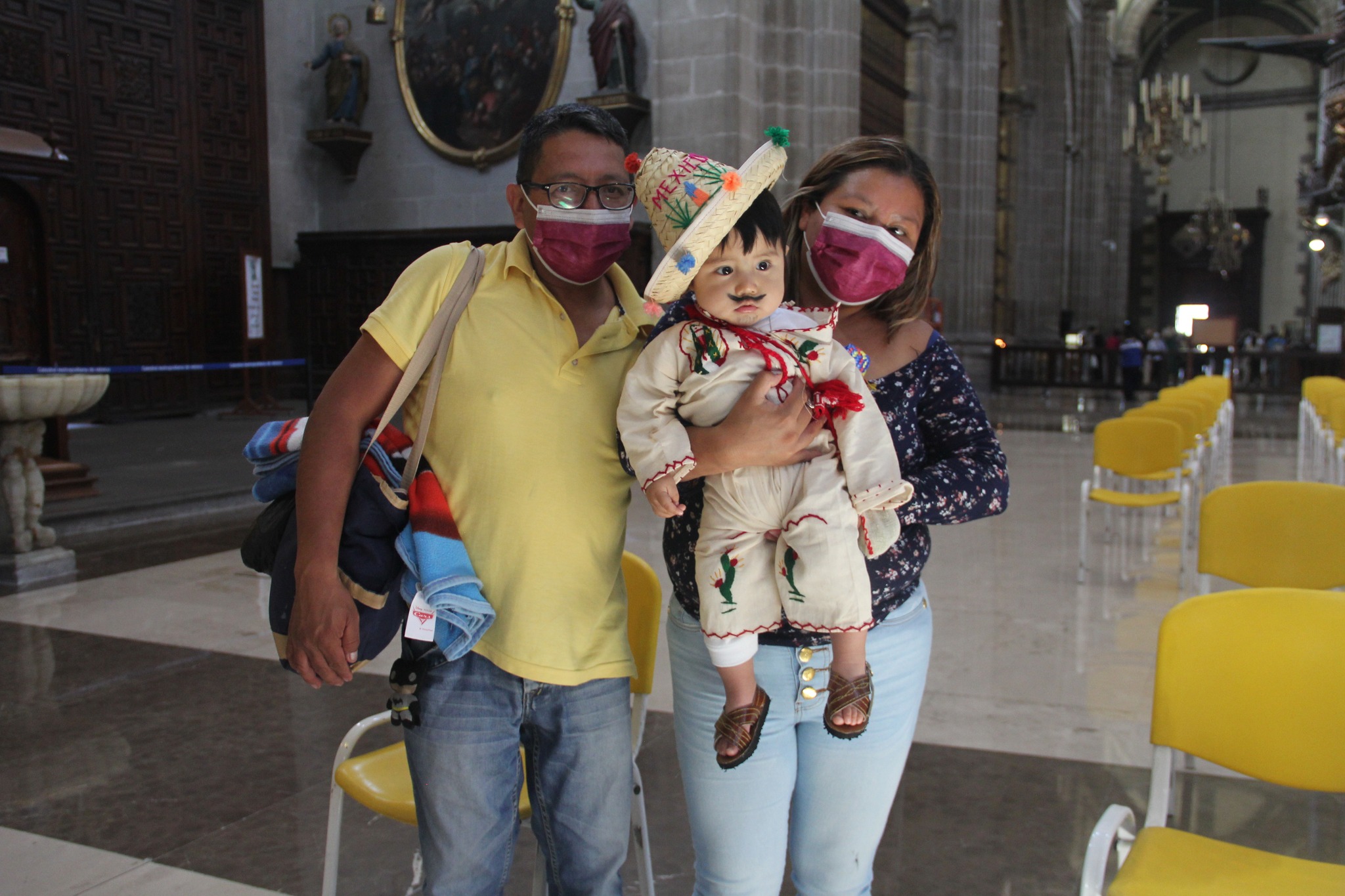 Las familias asisten al Jueves de Corpus Christi en la Catedral Metropolitana de la Ciudad de México