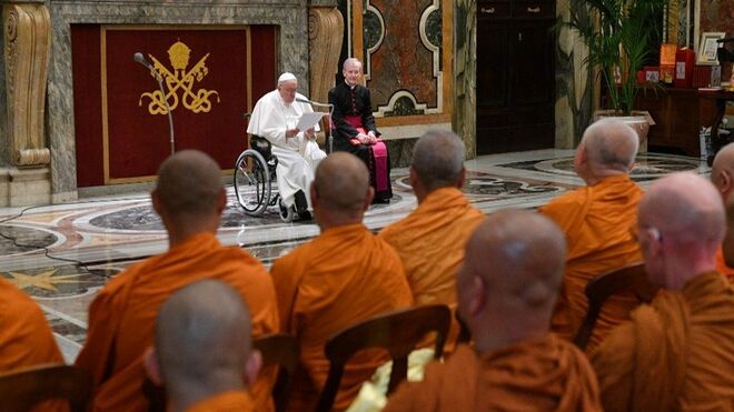 Francisco recibe a la delegación budista de Tailandia