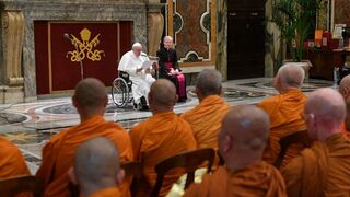 Francisco recibe a la delegación budista de Tailandia