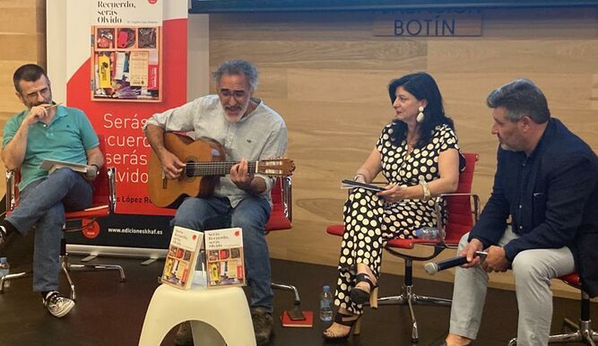 El cantautor Rafa Sánchez interpretó una suerte de "banda sonora" del libro