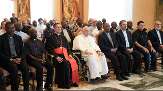 Francisco recibe a los combonianos