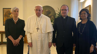 El Papa, con el rector de Comillas y la delegación de la universidad