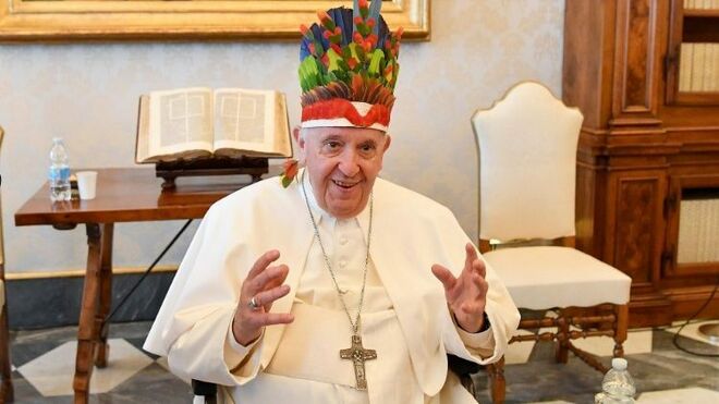 Papa Francisco con cocar indígena