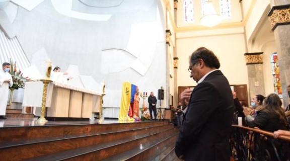 Gustavo Petro en el santuario del 20 de Julio en Bogotá