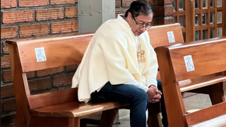 Petro, en una iglesia