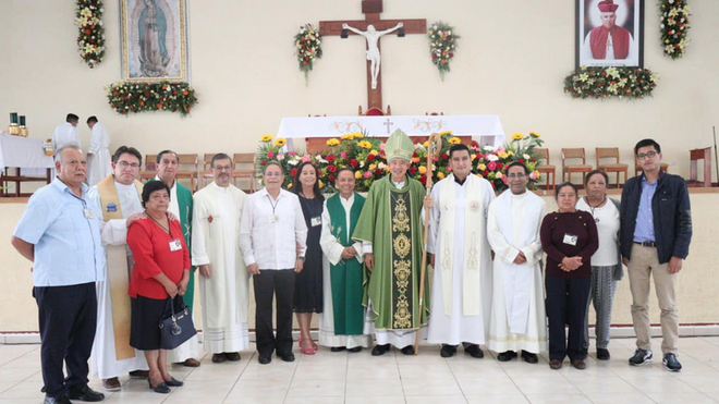 El arozbispo de Xalapa con presbíteros y familiares