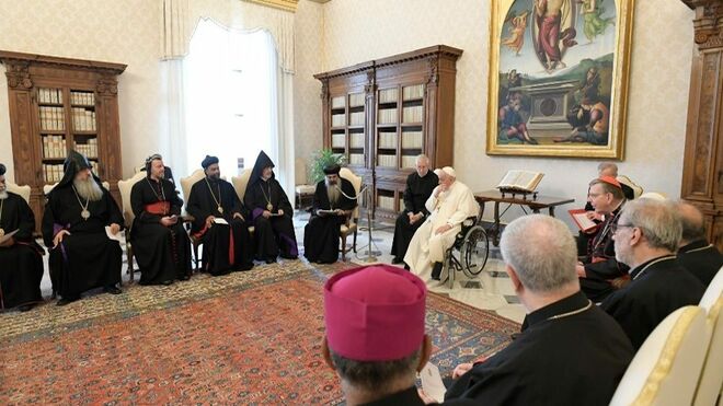 Francisco y los miembros de la Comiisón de Diáogo Teológico